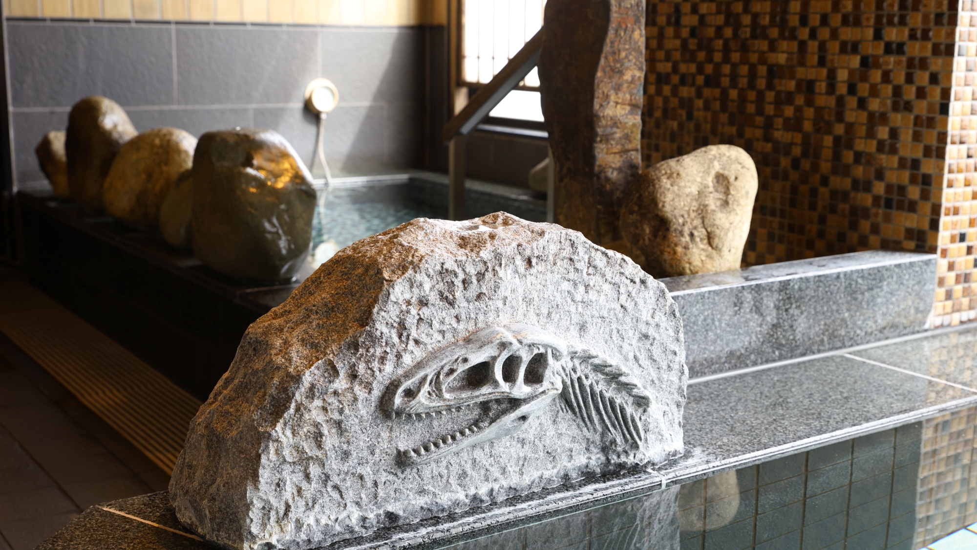 ■大浴場内　化石のオブジェ
