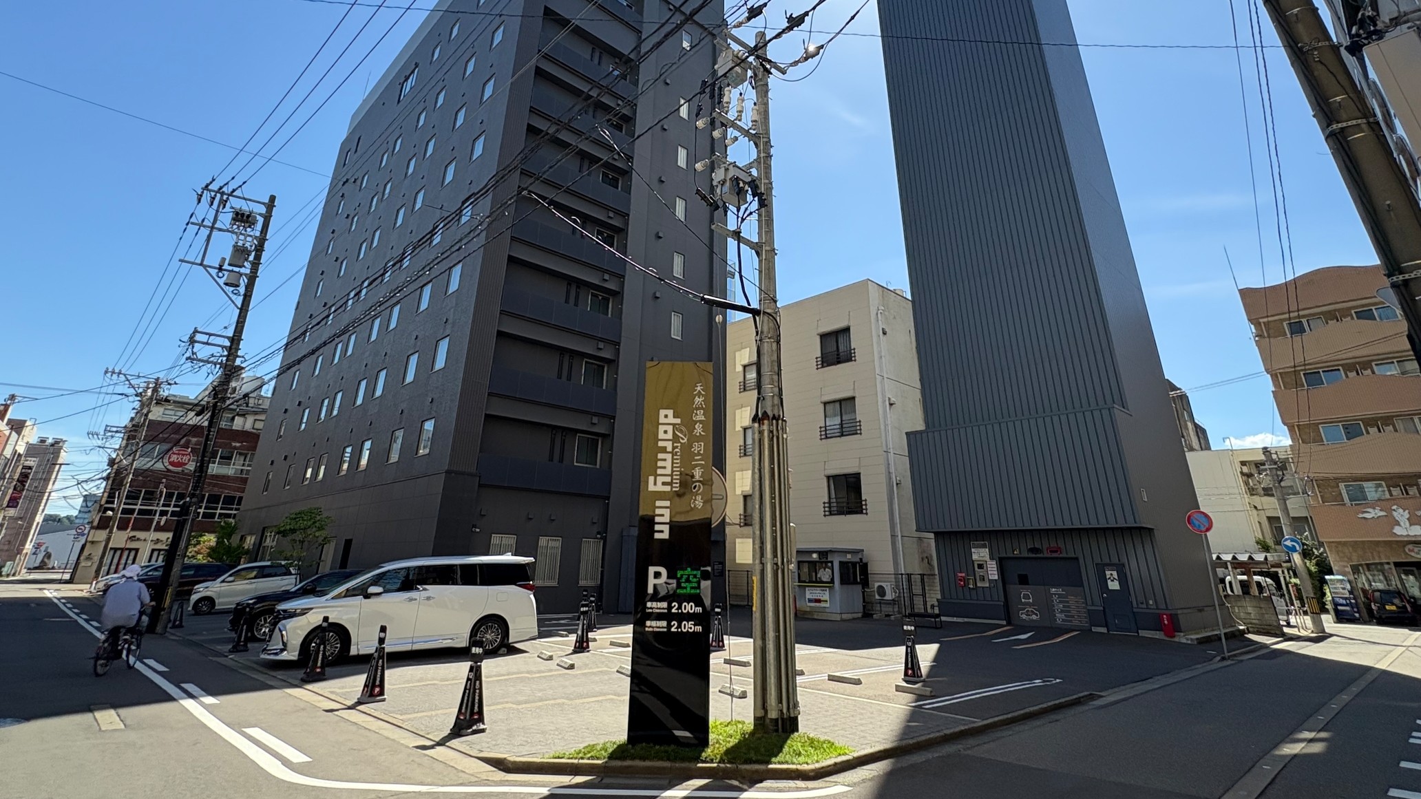 ②7.写真右側の建物が当館の立体駐車場でございます。