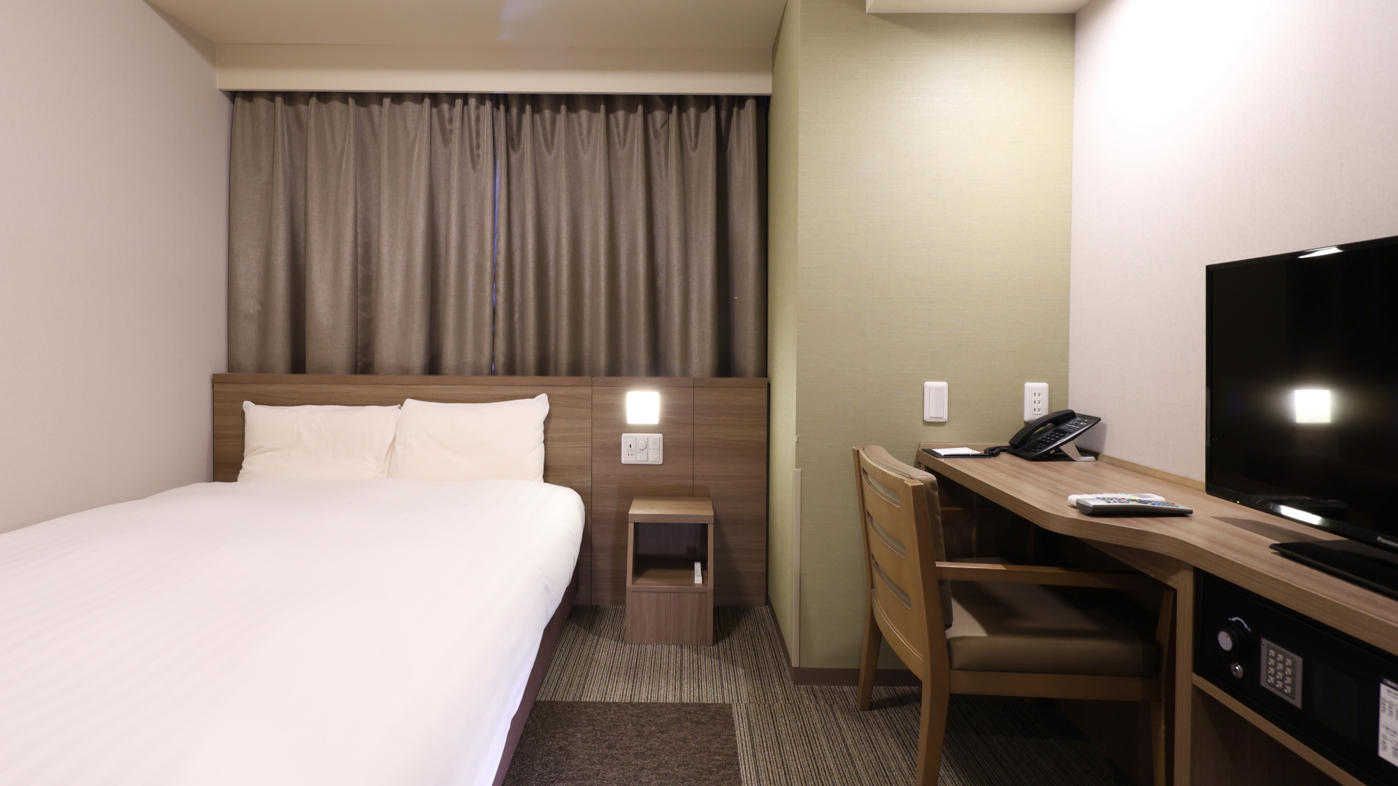 ■ダブルルーム③　■15～16.6平米(ベット140&times;195)