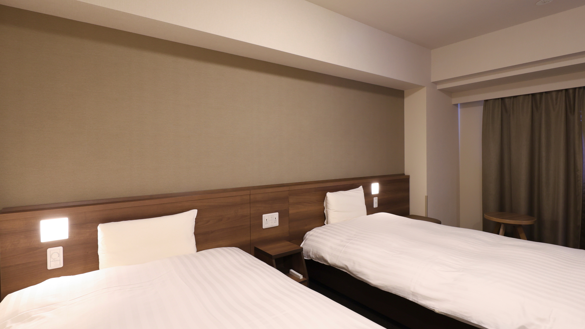 ■ツインルーム②　■22.5～22.8平米(ベット110～120&times;195&times;2台)