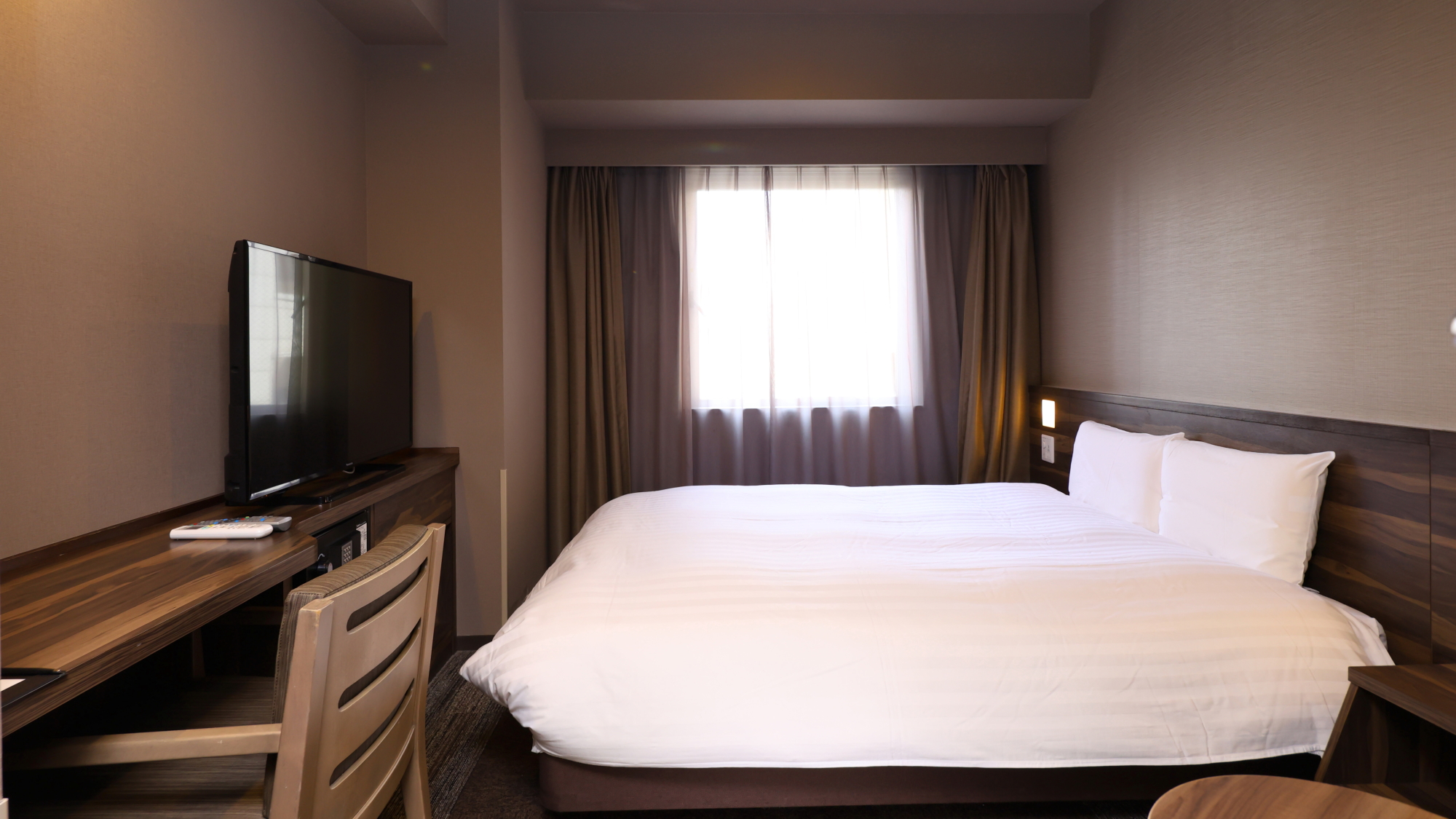 ■クイーンルーム②　■18平米(ベット160&times;190～195)