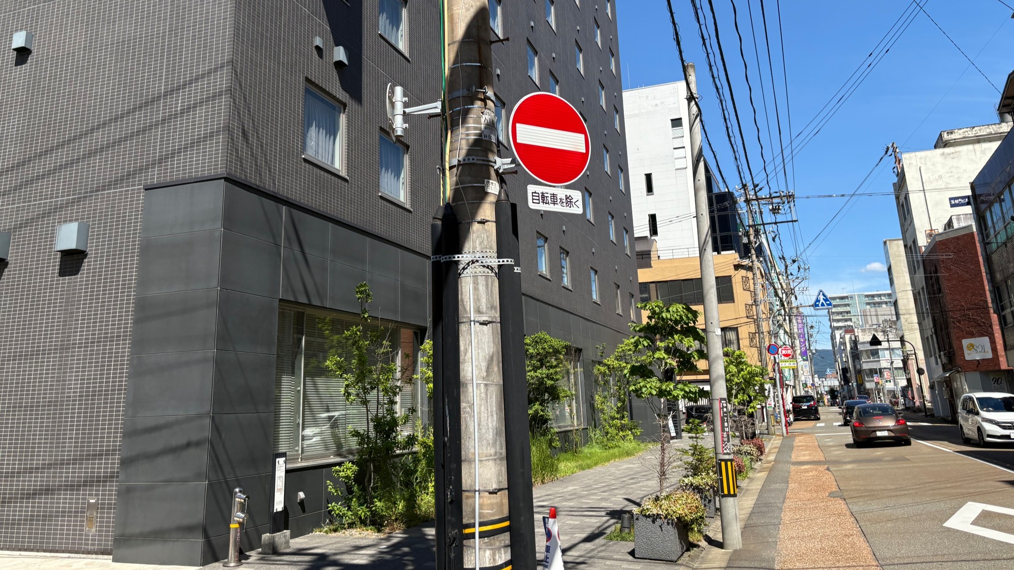 ①4.左側に当館が見えてきます。