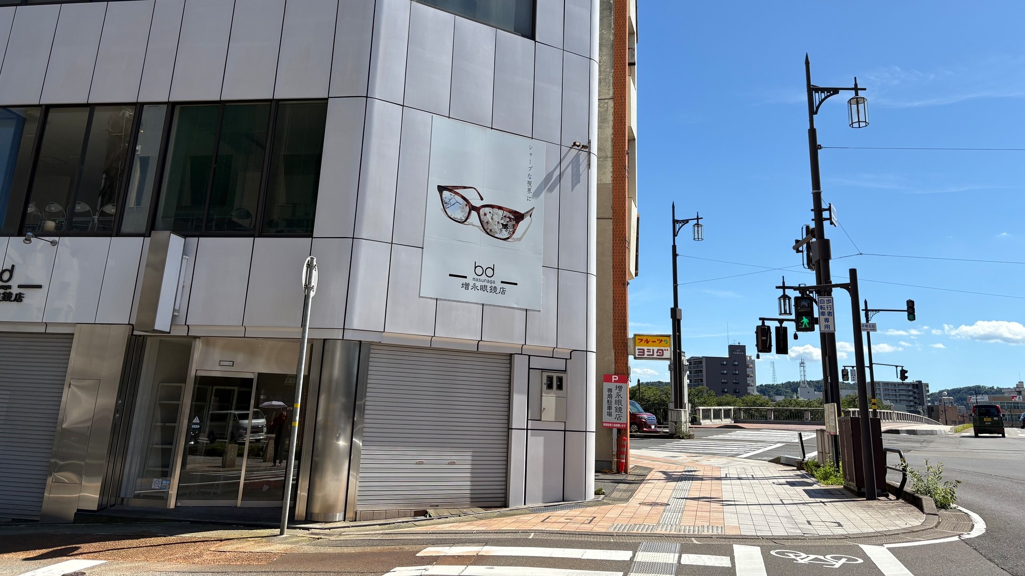 ①3.信号で左折（メガネ屋の看板が目印）