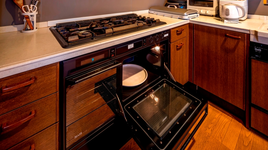 【２階】オーブンレンジに電気鍋など調理器具が充実したシステムキッチン