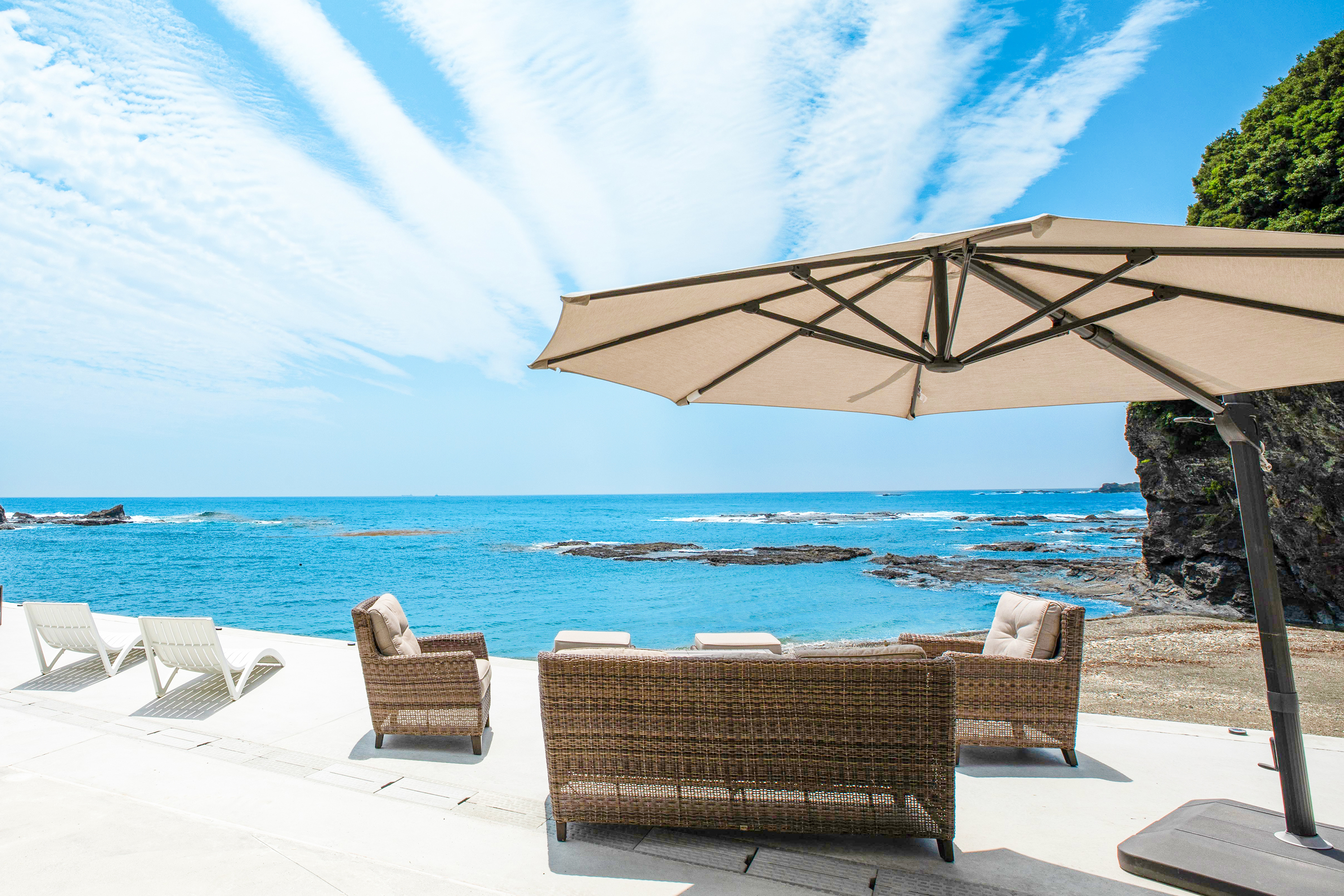 200平米のアウトサイドリビングが占有でき、目の前はビーチとなっております。