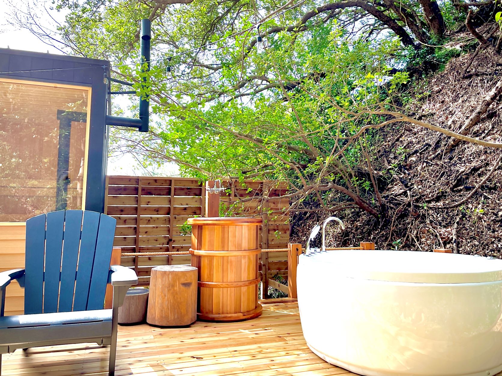 THE ROCKアウトドアバス