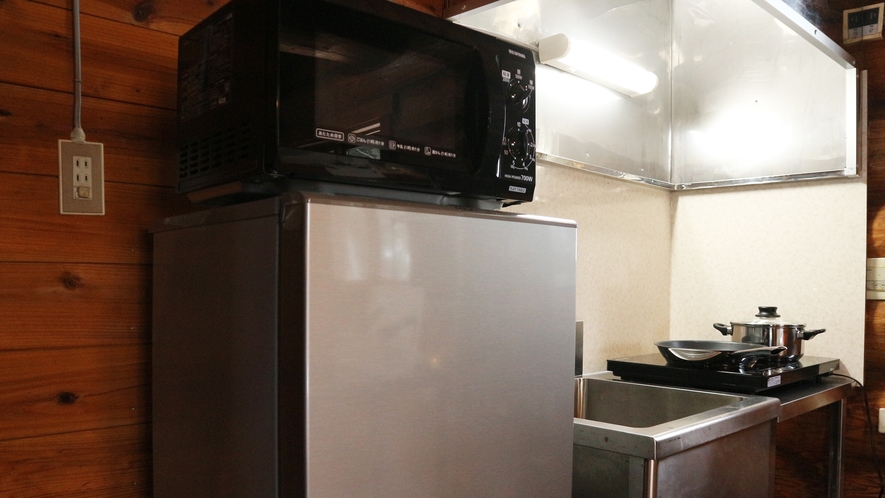 *【コテージA棟／キッチン】炊飯器、電子レンジ、トースター、湯沸しポット、コーヒーメーカーも完備