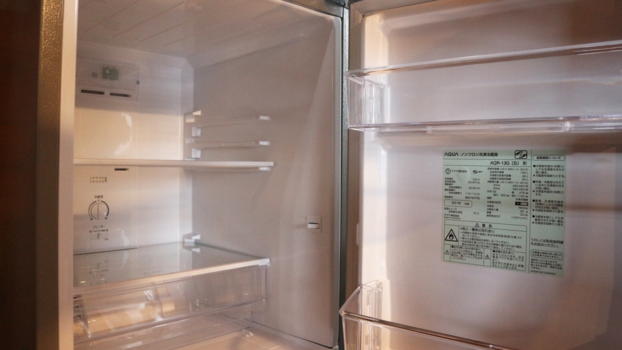 *【コテージA棟／キッチン】冷蔵室と冷凍室が分かれている大きめ冷蔵庫を完備
