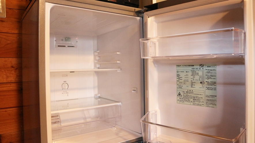 *【コテージB棟／キッチン】大きめの冷蔵庫を完備しているので、滞在中の食材や調味料を持ち込んでも安心