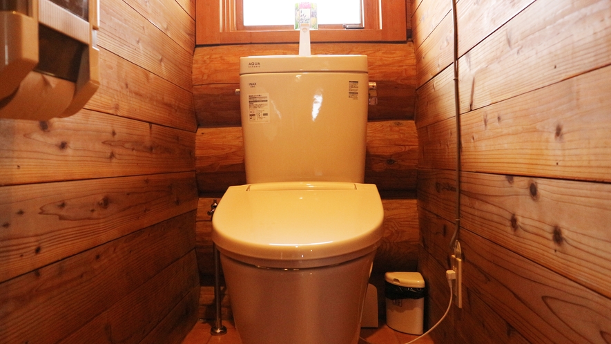 *【コテージA棟／トイレ】洗浄機能付ではありませんがヒーター付の便座です