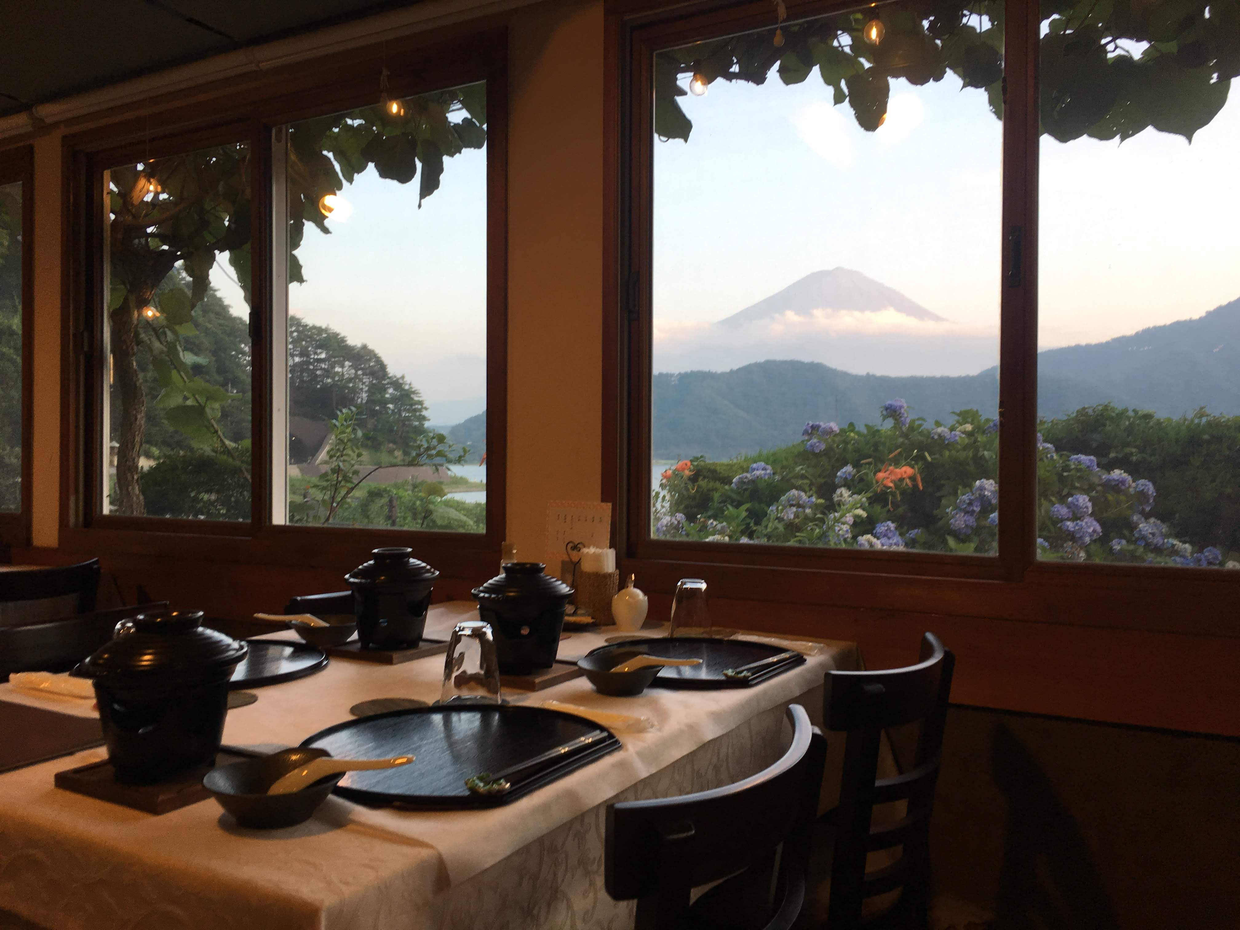 富士山を眺めながらご夕食