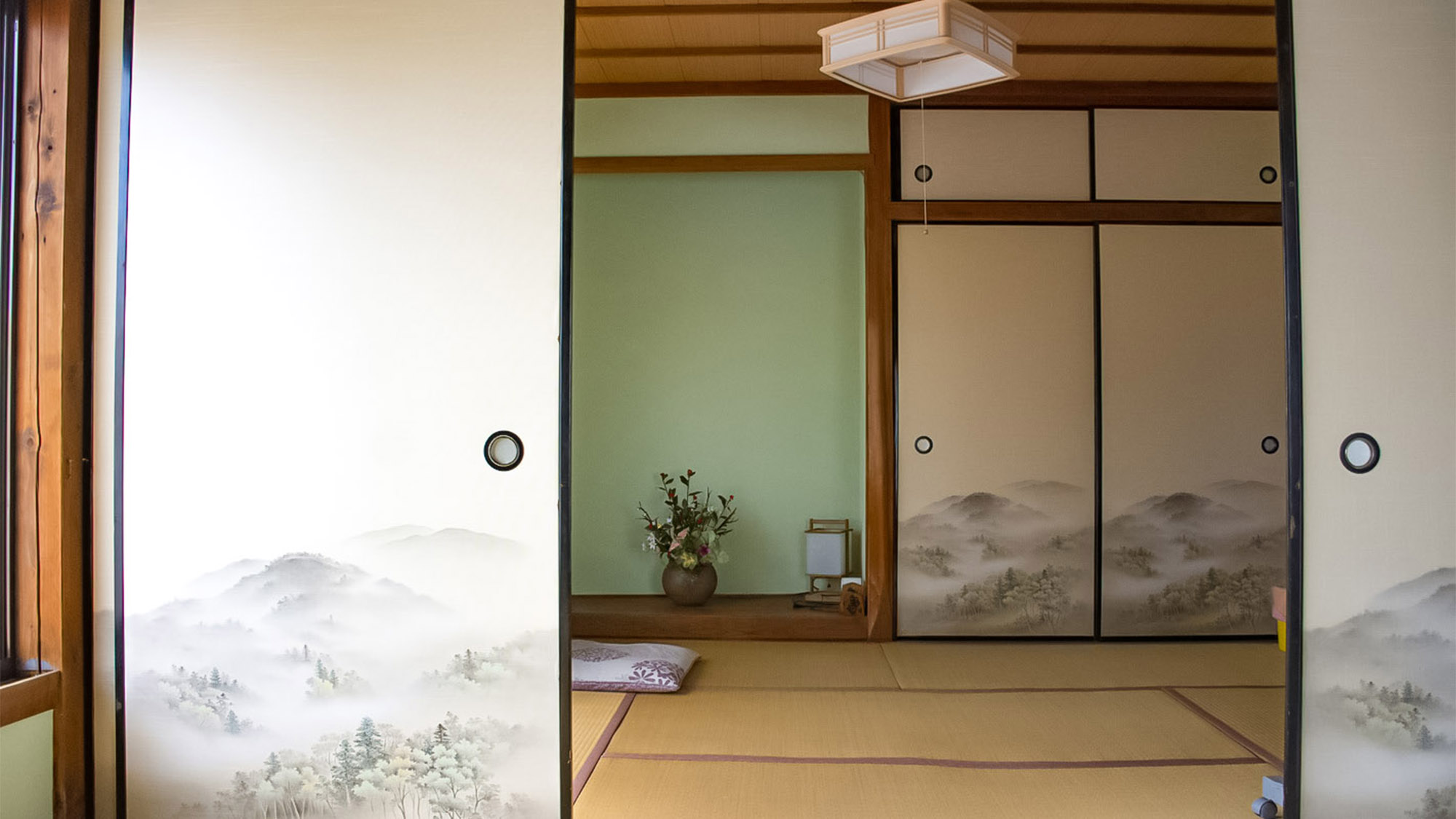 ・＜客室一例＞日本家屋特有の風情を感じる和室のお部屋です