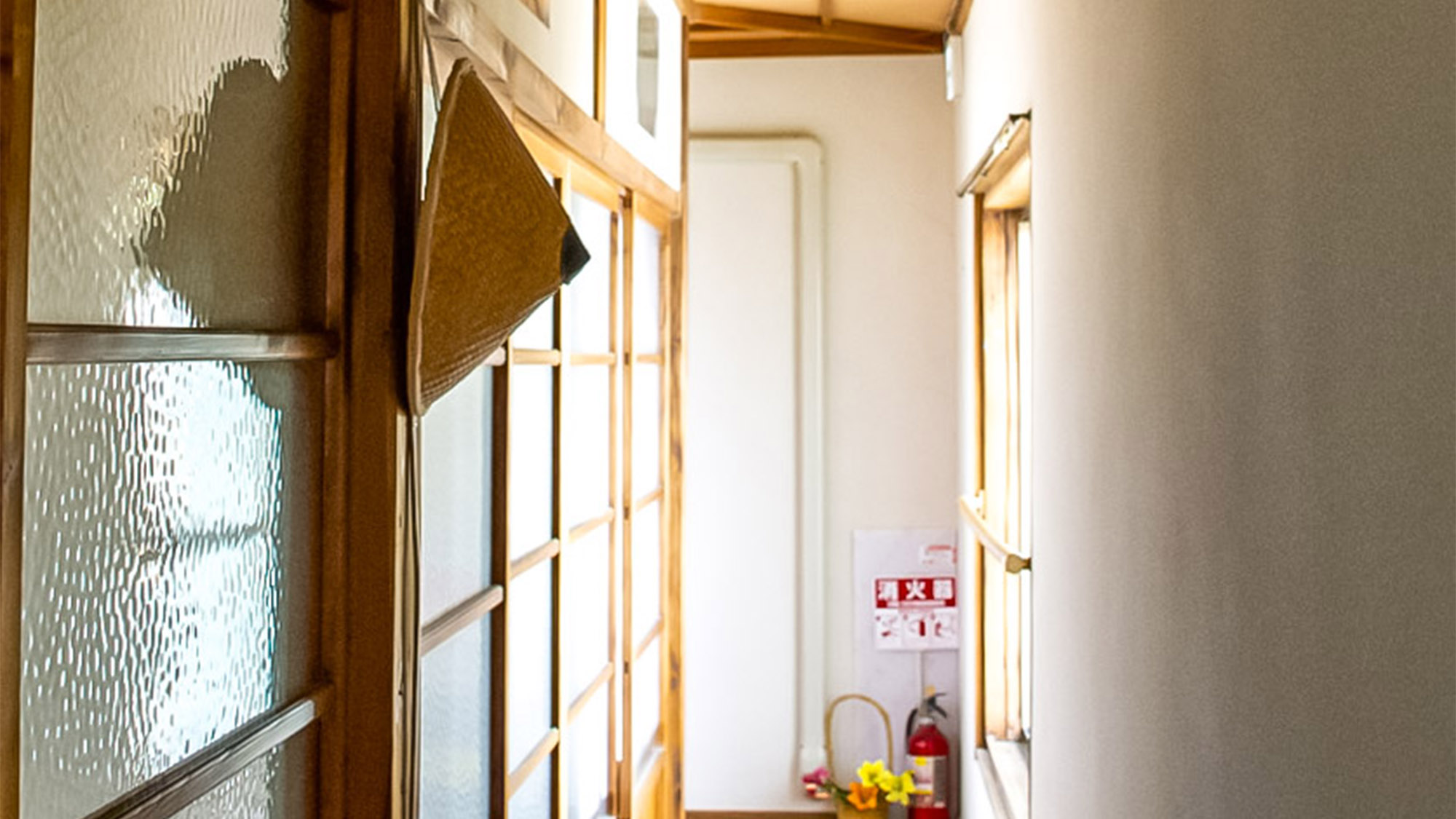 ・＜客室一例＞すりガラスの引き戸に風情を感じる、客室を繋ぐ廊下