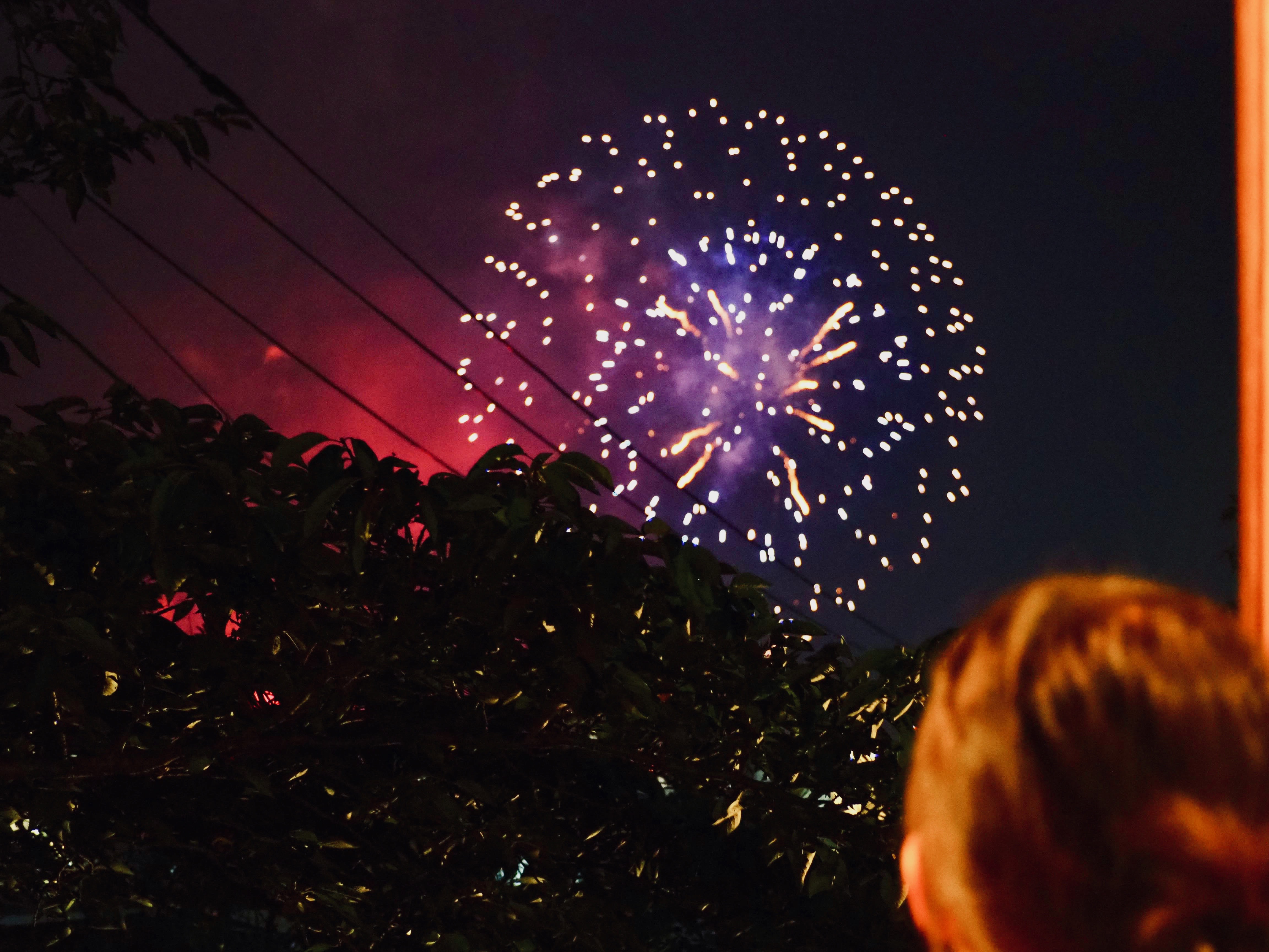 渡り廊下から眺める花火