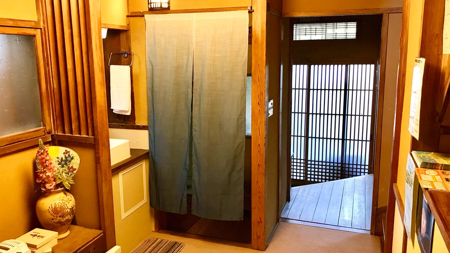 ・＜本館玄関＞日本らしい木のぬくもりを感じられる玄関でお出迎え