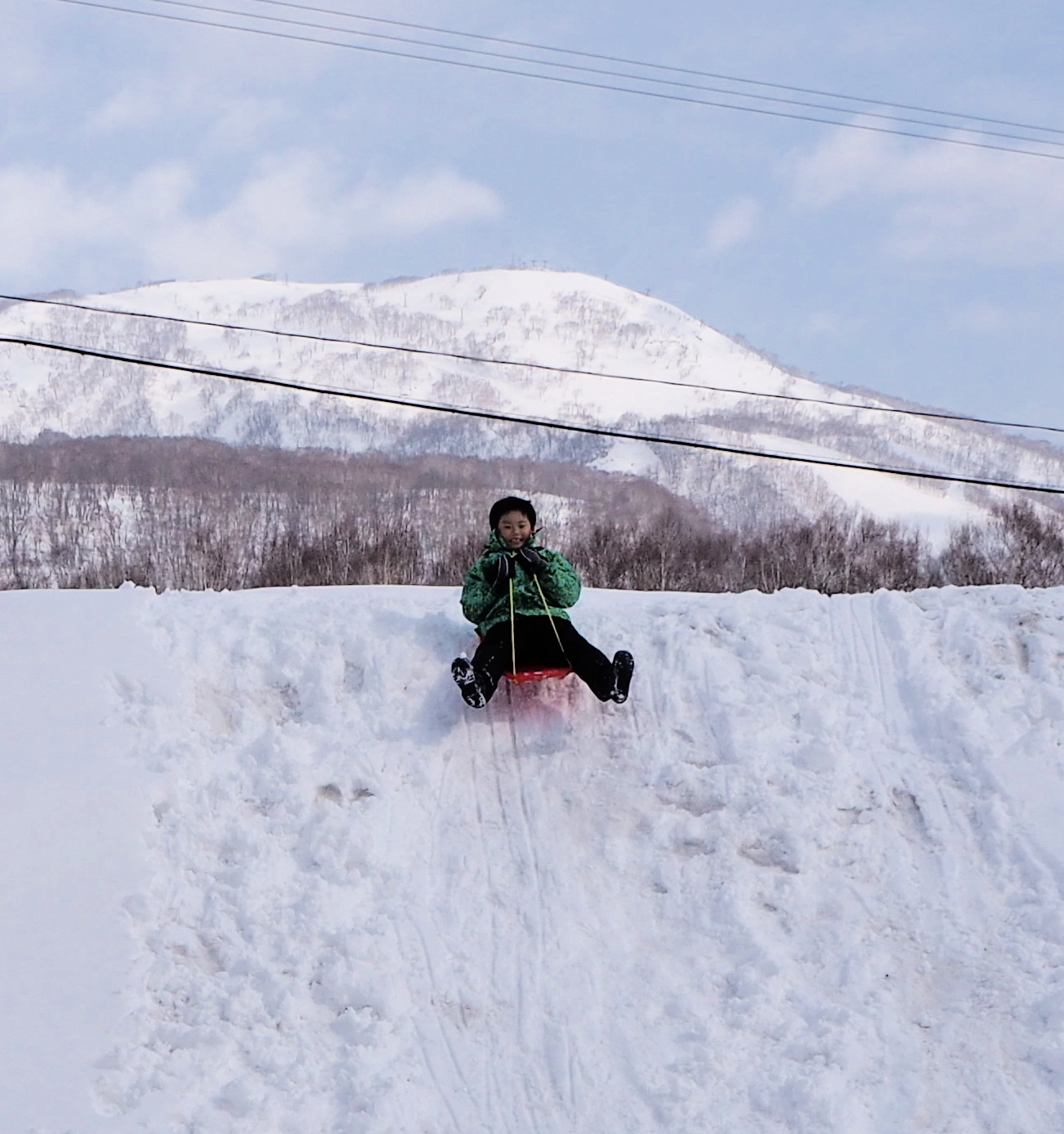 構内雪山でのそり遊び