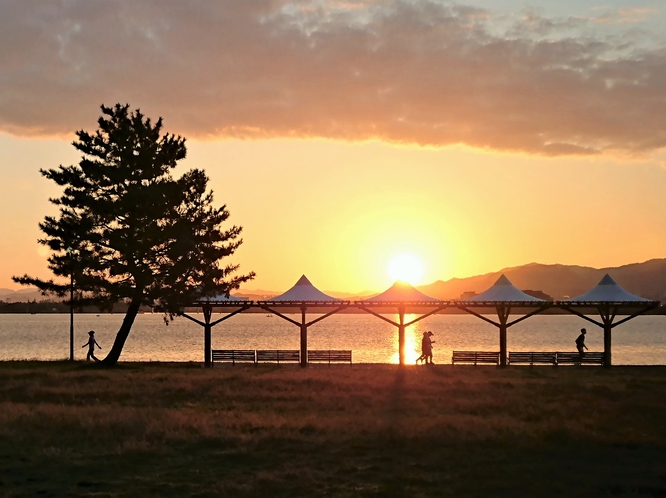 大津湖岸なぎさ公園由美浜＿朝陽の情景（湖岸）
