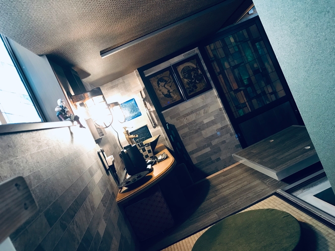 《囲炉裏庵/Irori-An:101号室》キッチンエリアより観た高床式畳の間