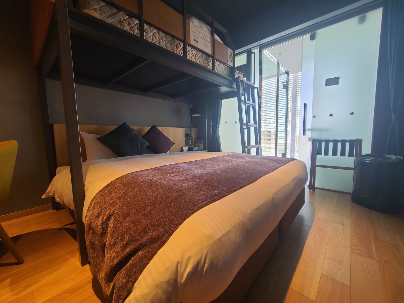 バンクツインルーム（シングル＋クイーンベッド）【禁煙】