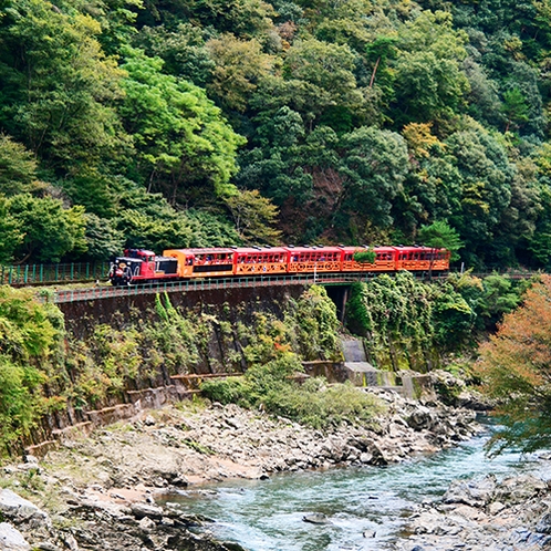 嵐山から25分の旅♪嵯峨野トロッコ列車で四季折々の絶景が楽しめます