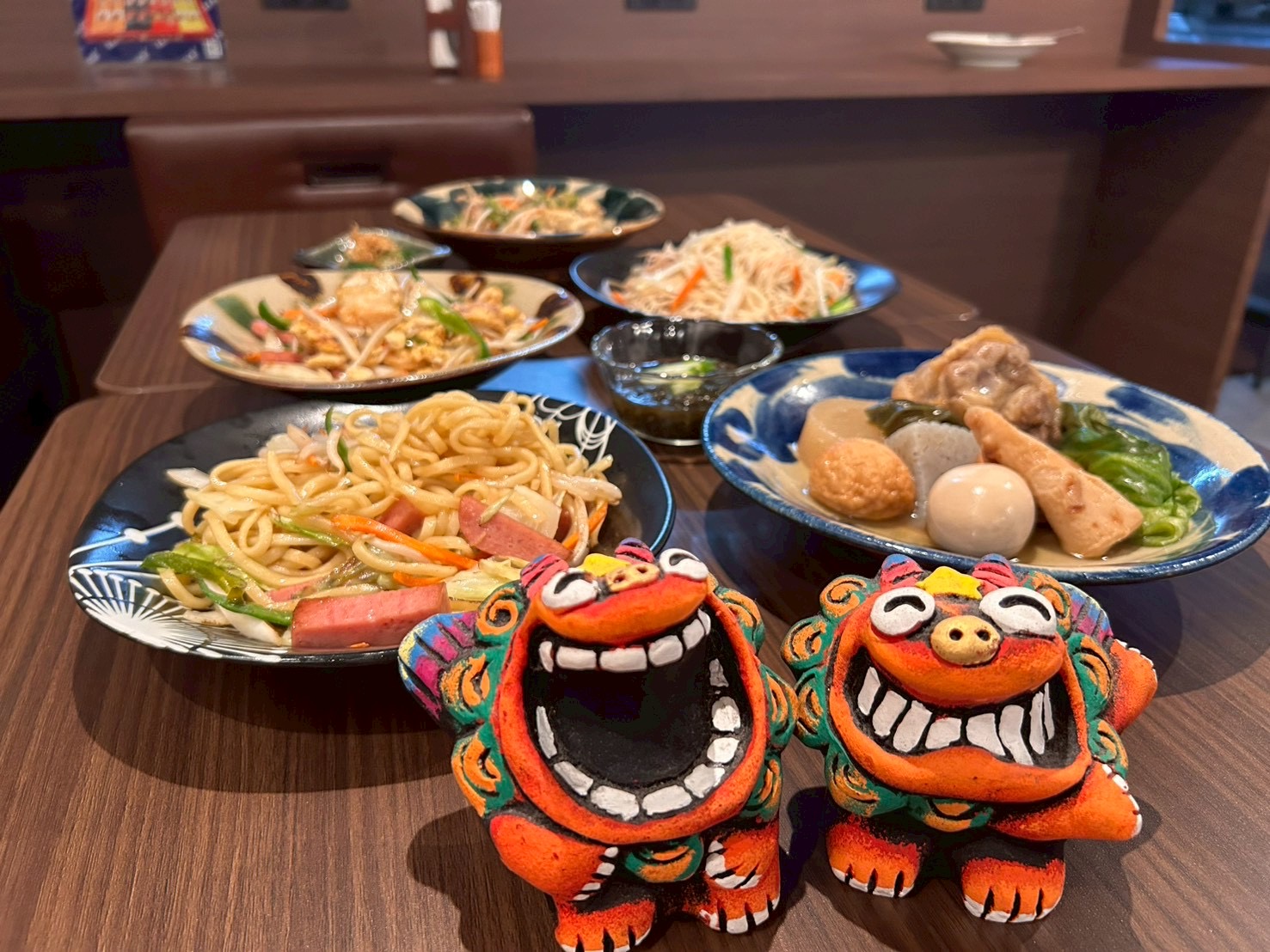 夕食は沖縄料理中心のメニュー（定休日：水・日曜）