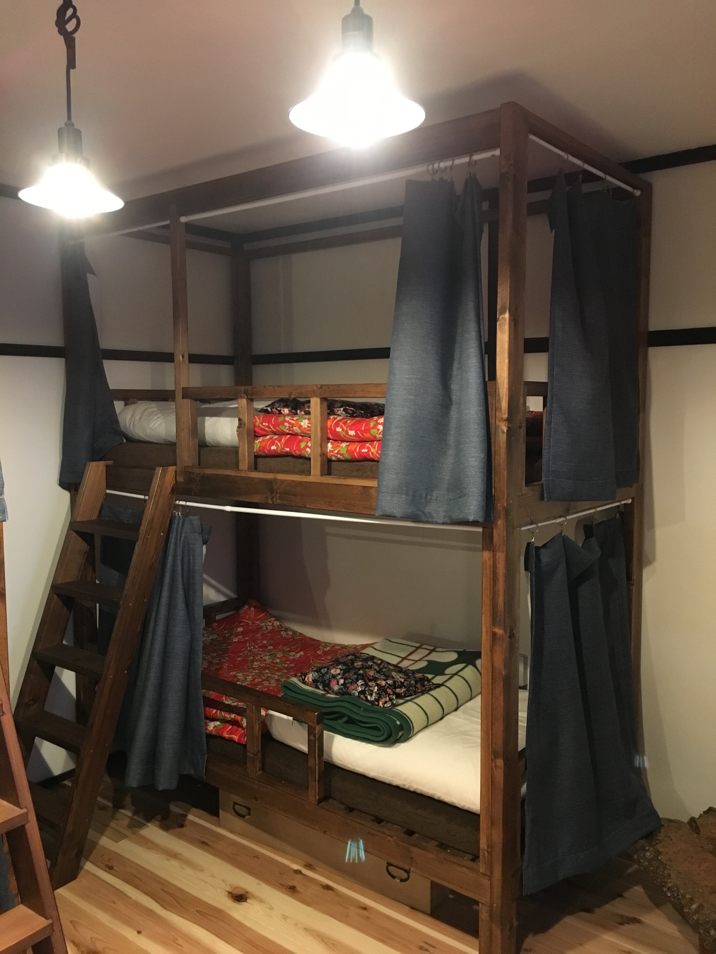 【個室/和洋室】2段ベッドが2台あり4名様までご宿泊可能。