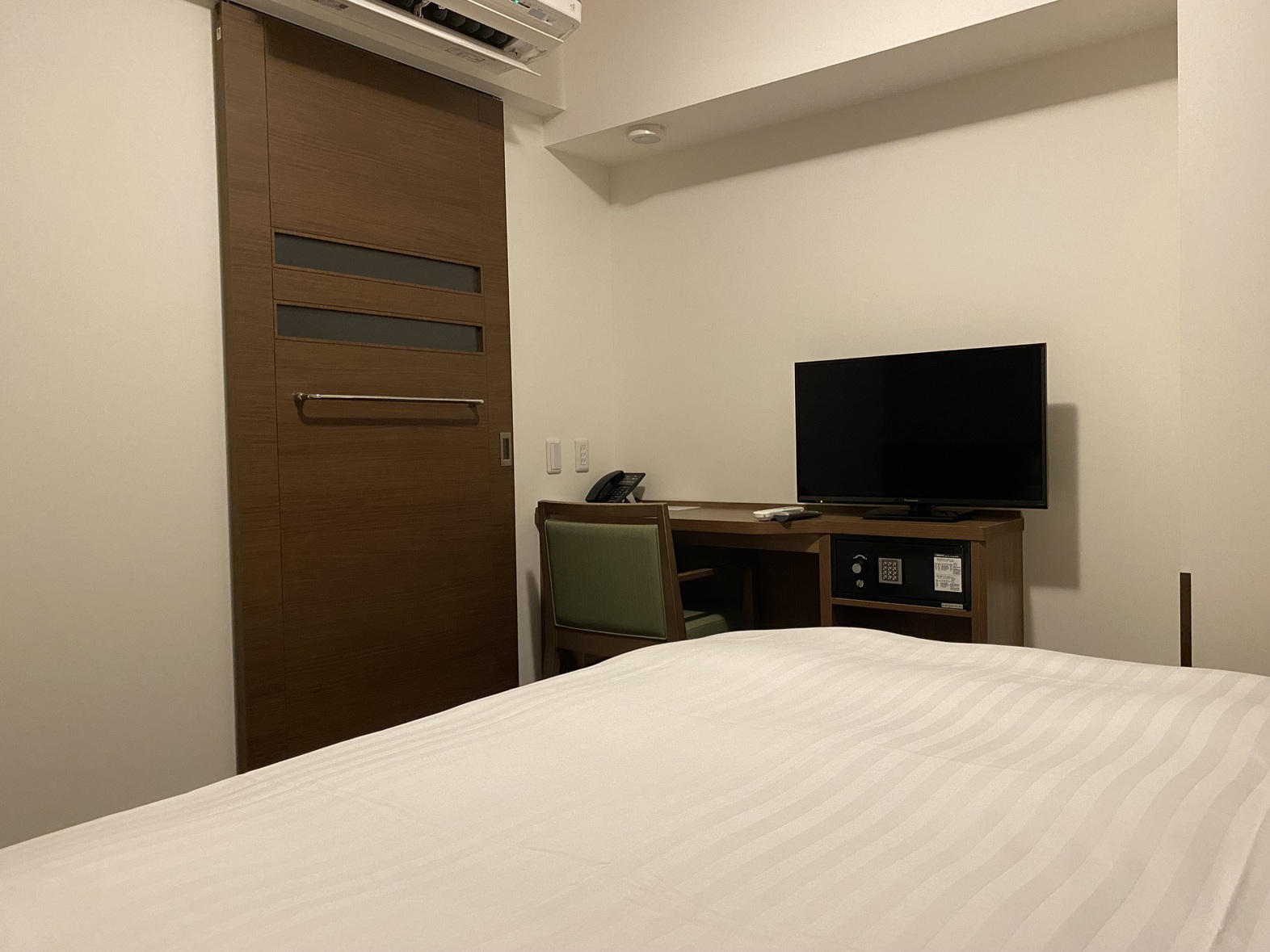 ◆客室【ダブルルーム】　15.0~17.2平米　シモンズ社製ベッド140×195㎝