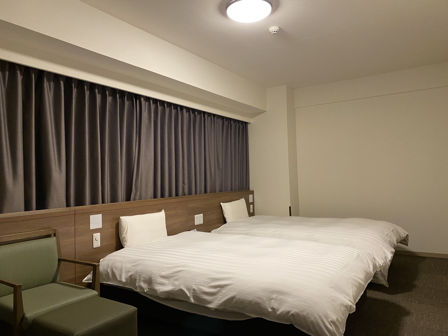 ◆客室【デラックスツインルーム】　28.0平米　シモンズ社製ベッド120×195㎝