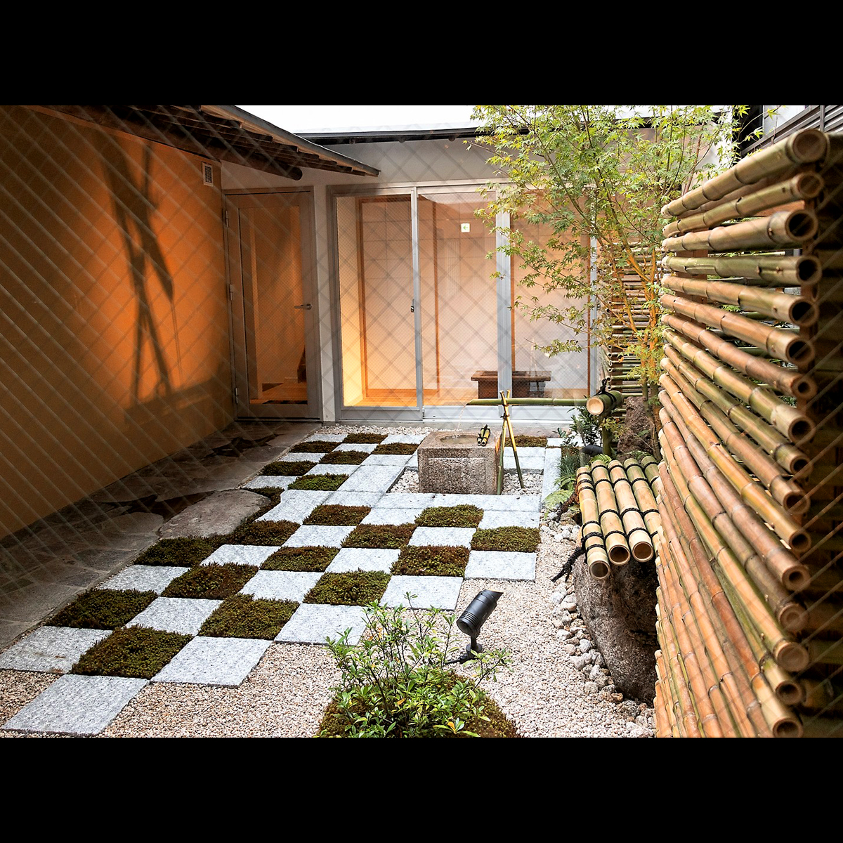 館内の中央にある中庭。日本の「和」を四季の移ろいから感じることができます。