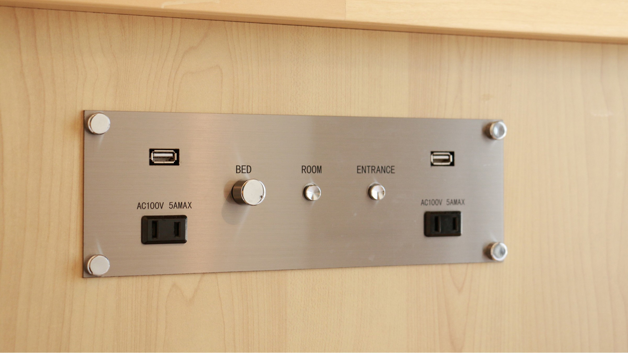枕元にコンセントとUSB差込口あり