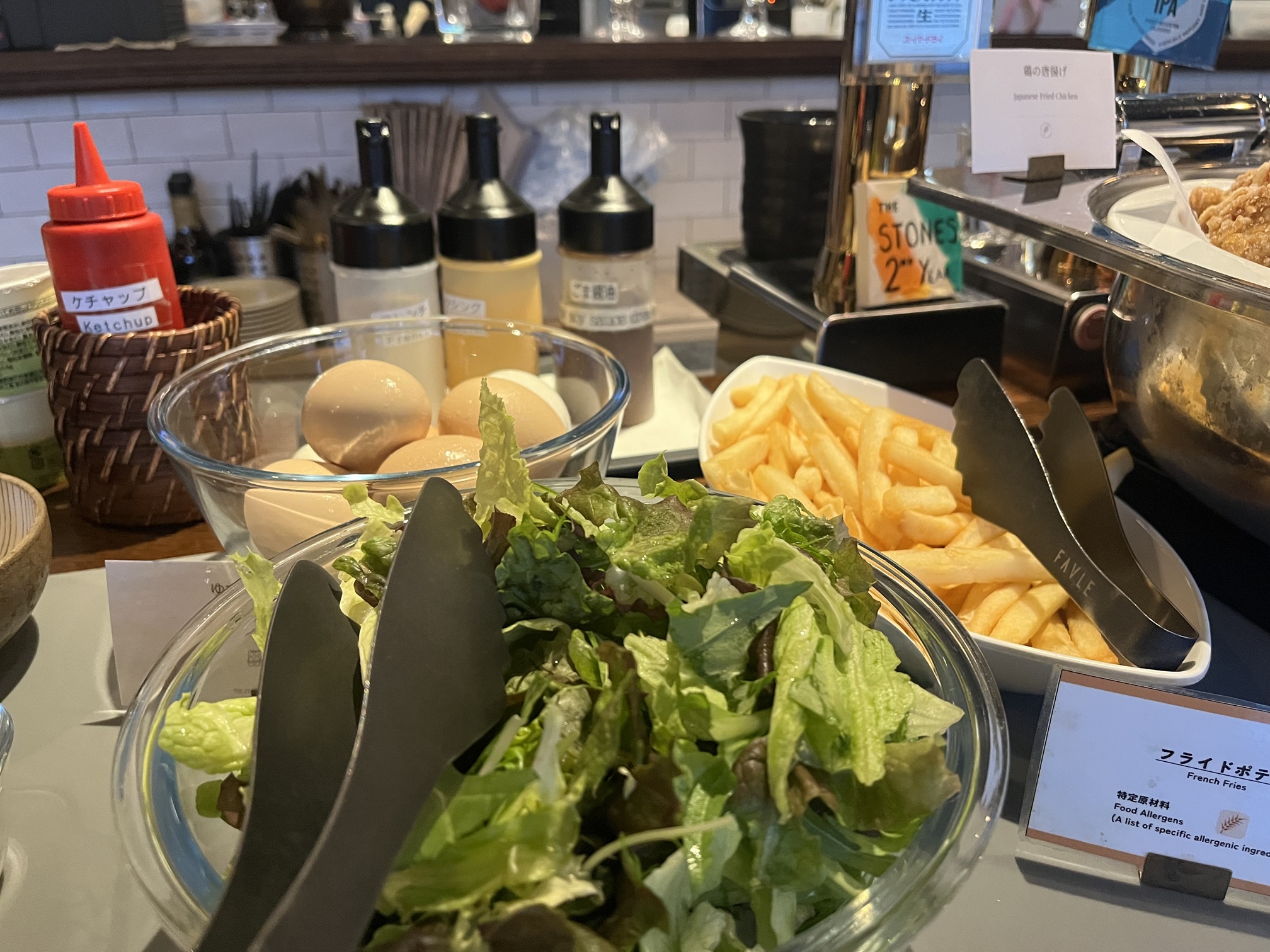 グリーンサラダ・フライドポテト・ゆで卵