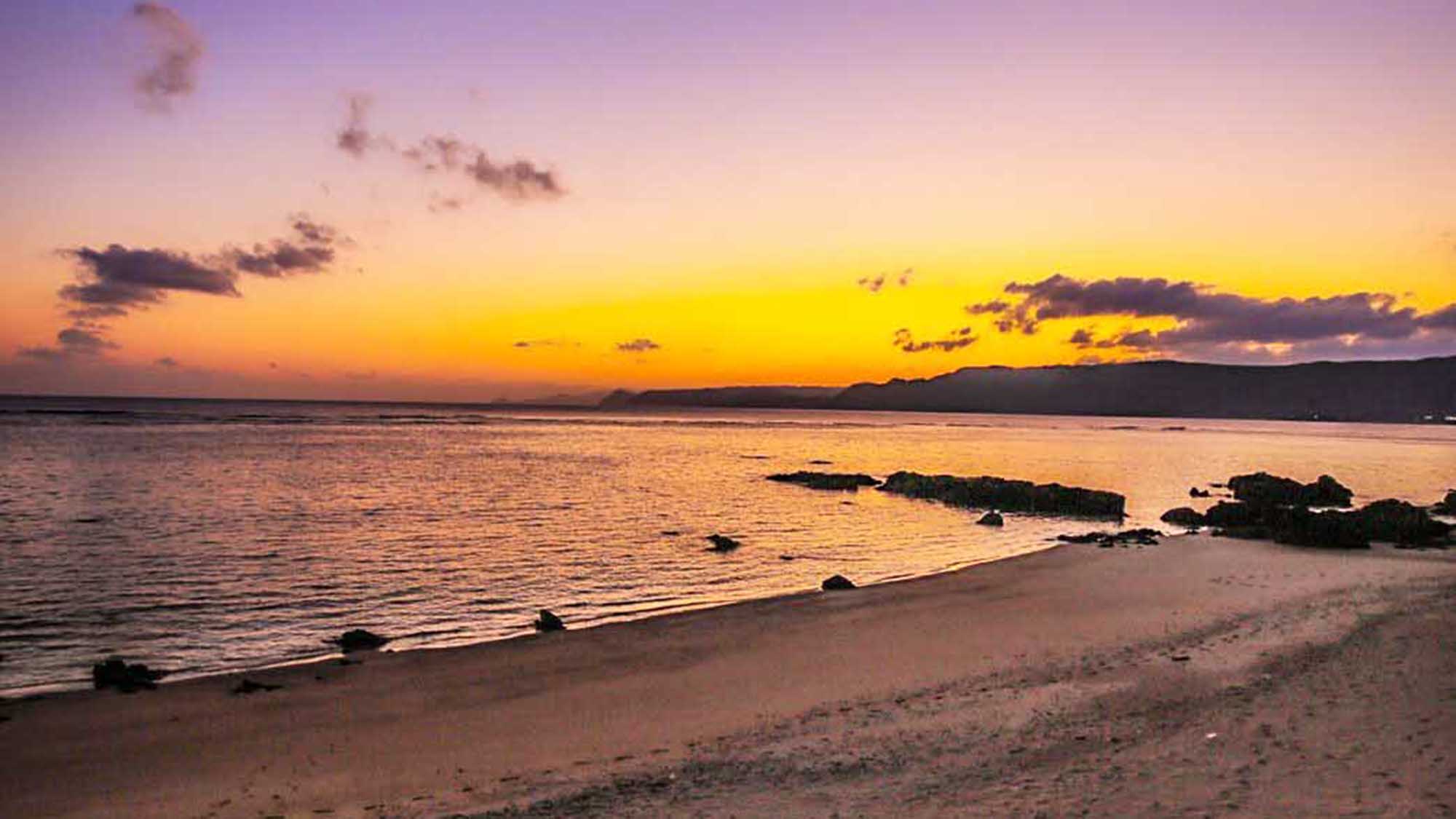 ・海岸で眺める夕日、至福なひと時を味えます。