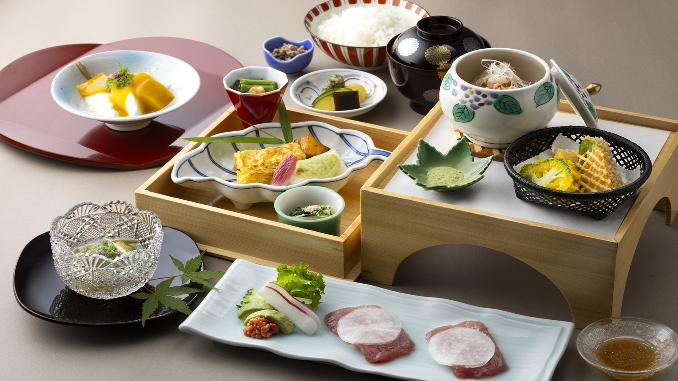 【日帰り/ランチ】“献上御膳”と源泉100％温泉付お部屋休憩＋スパ＋天然温泉プール