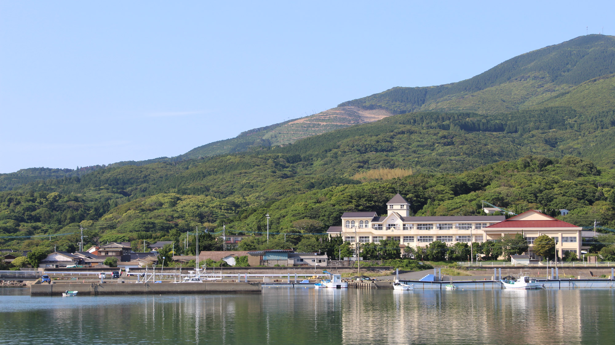 *周囲の風景／豆酘漁港　当宿の夕食はこちらで水揚げされた新鮮な魚をご提供！