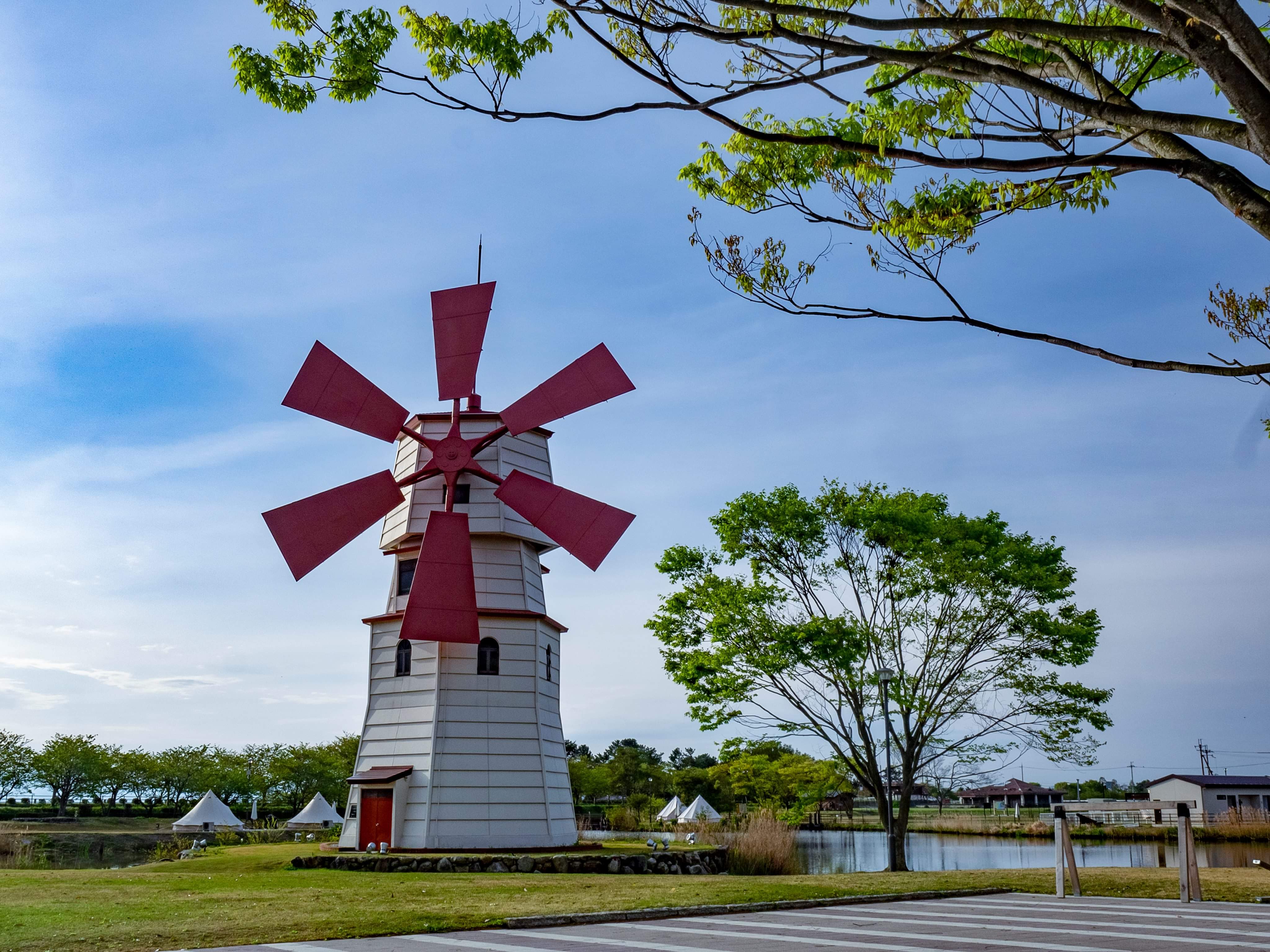 シンボルの白風車