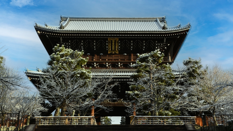新選組ゆかりの地・くろ谷 金戒光明寺は桜や紅葉の名所としても有名な古刹。