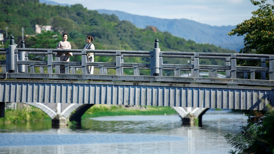 【周辺観光】浅野川に沿って、金沢の歴史的な風景の中を散策できます。