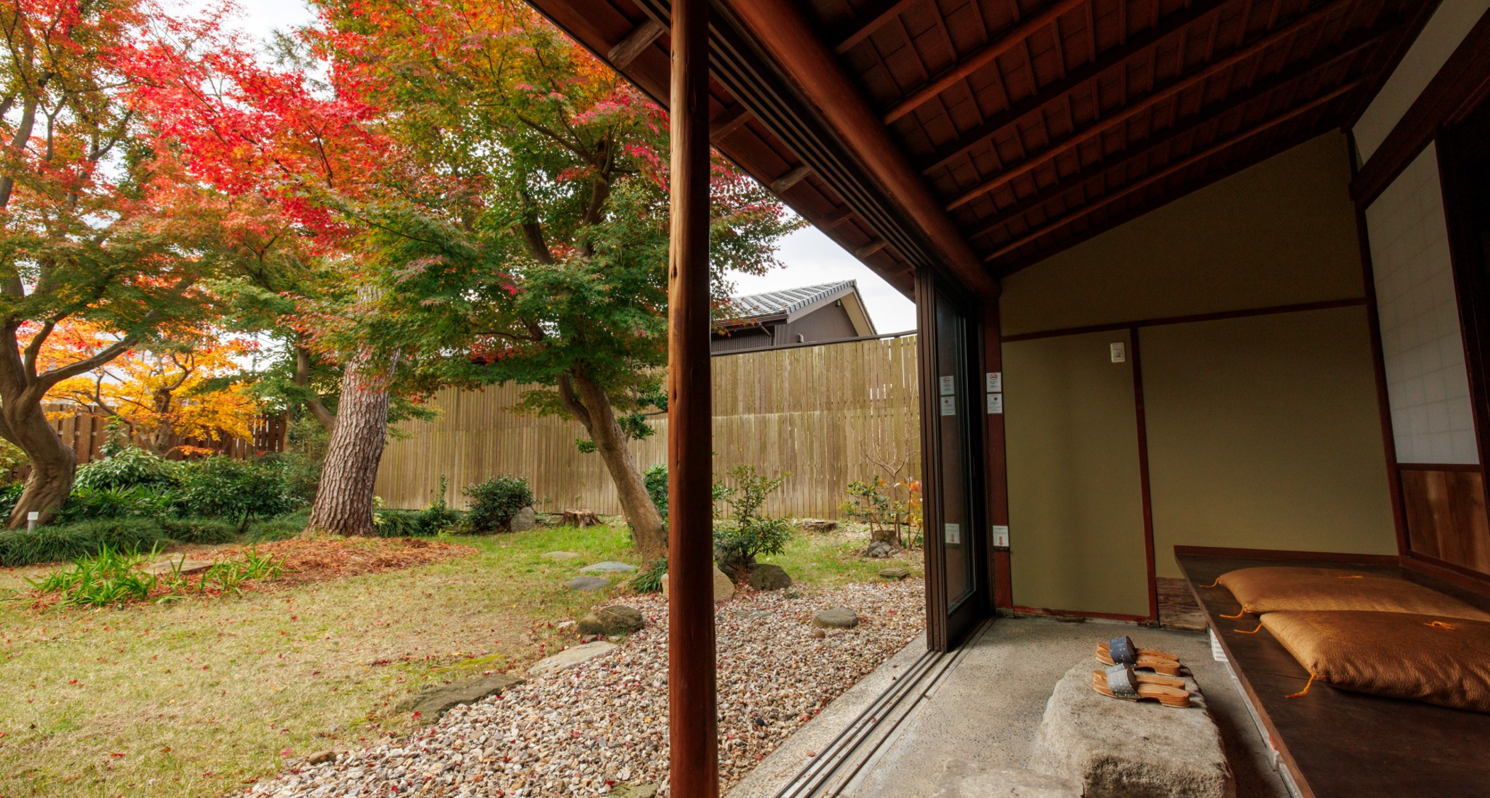 客室「雲のゆくへ」（紅葉シーズン）