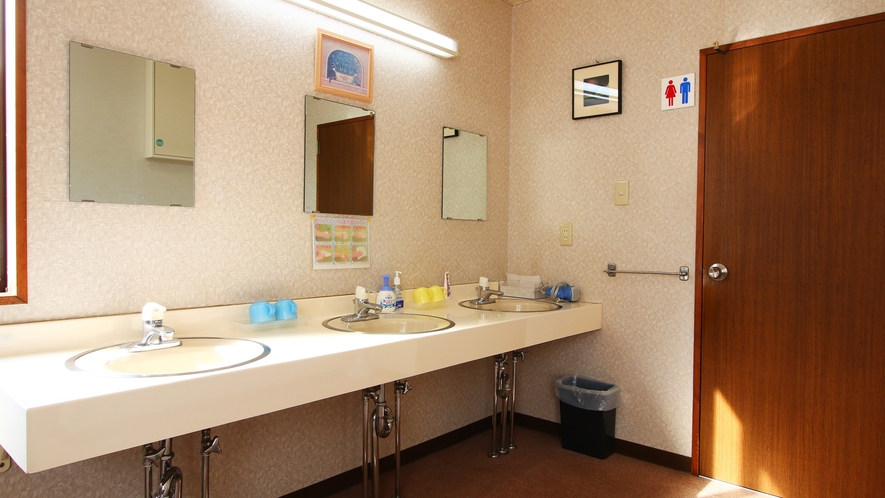 2Fお手洗い場＿男女共用のトイレとお手洗いとなります。