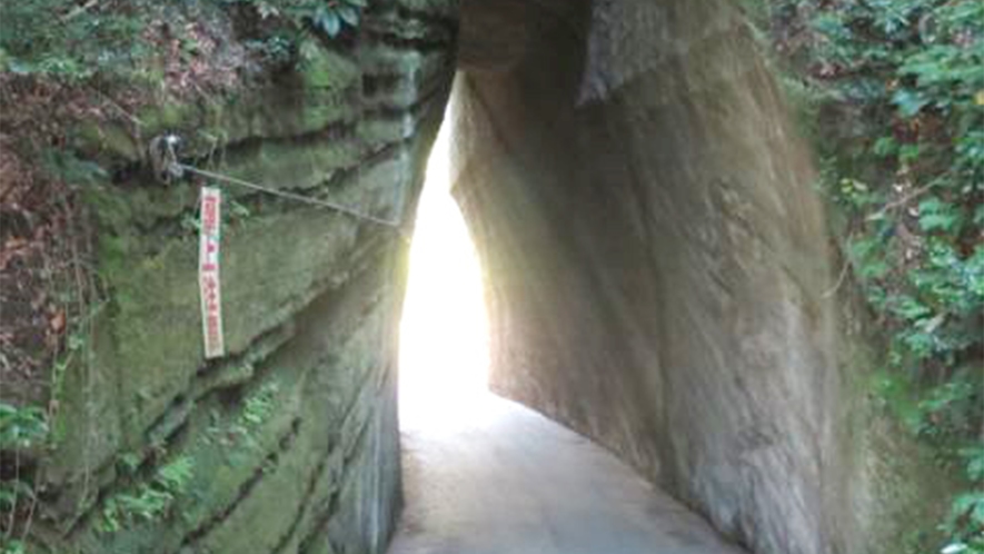 ・【周辺観光地】切通しトンネル。燈籠坂大師堂へと続く参道。隠れた名所です