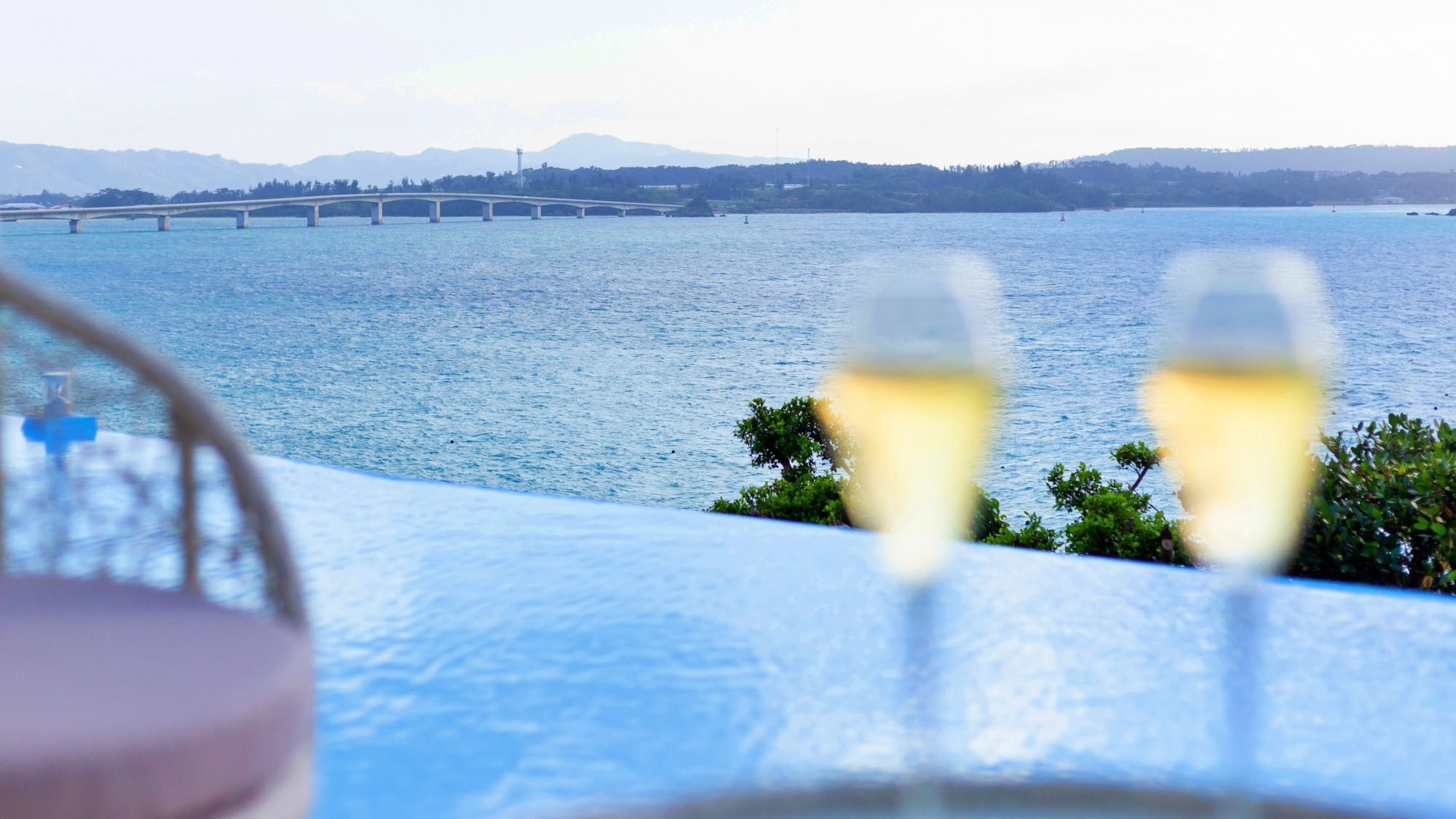 【沖縄県民限定】朝食無料＆スパークリングワインプレゼント！サントリーニ風ヴィラスイートで非日常ステイ