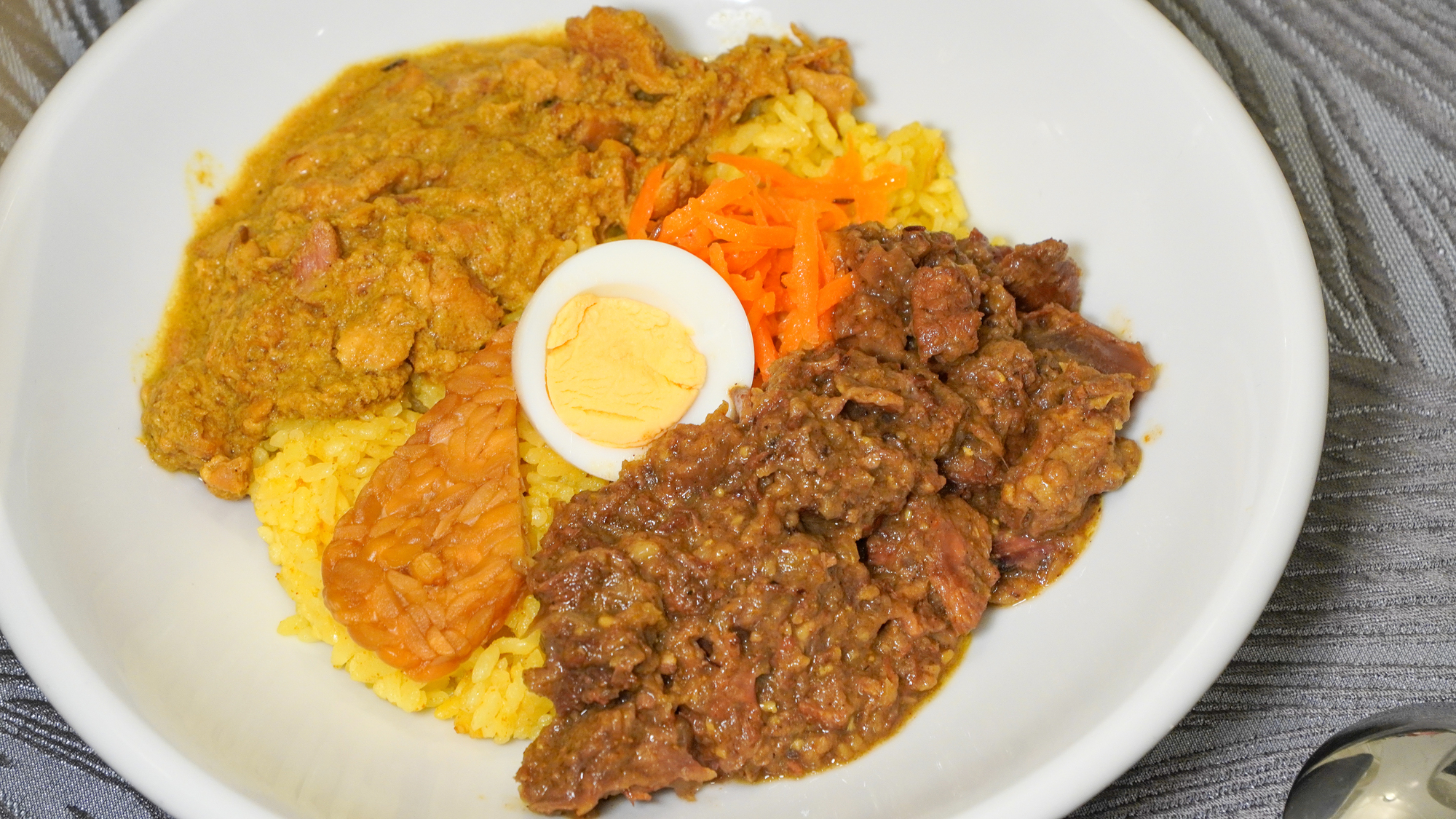 【朝食】インドネシア風朝カレー。やんばる若鶏や、伊江牛など沖縄県北部のブランド食材を使ったカレー