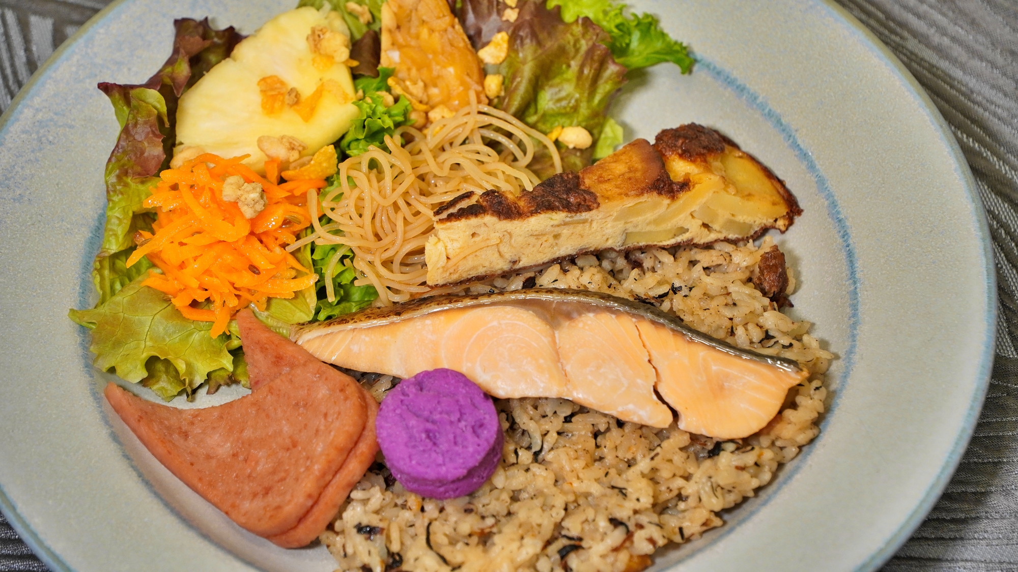 【朝食】沖縄朝食BOX。餅米をブレンドし出汁で炊き上げた沖縄風炊き込みご飯。