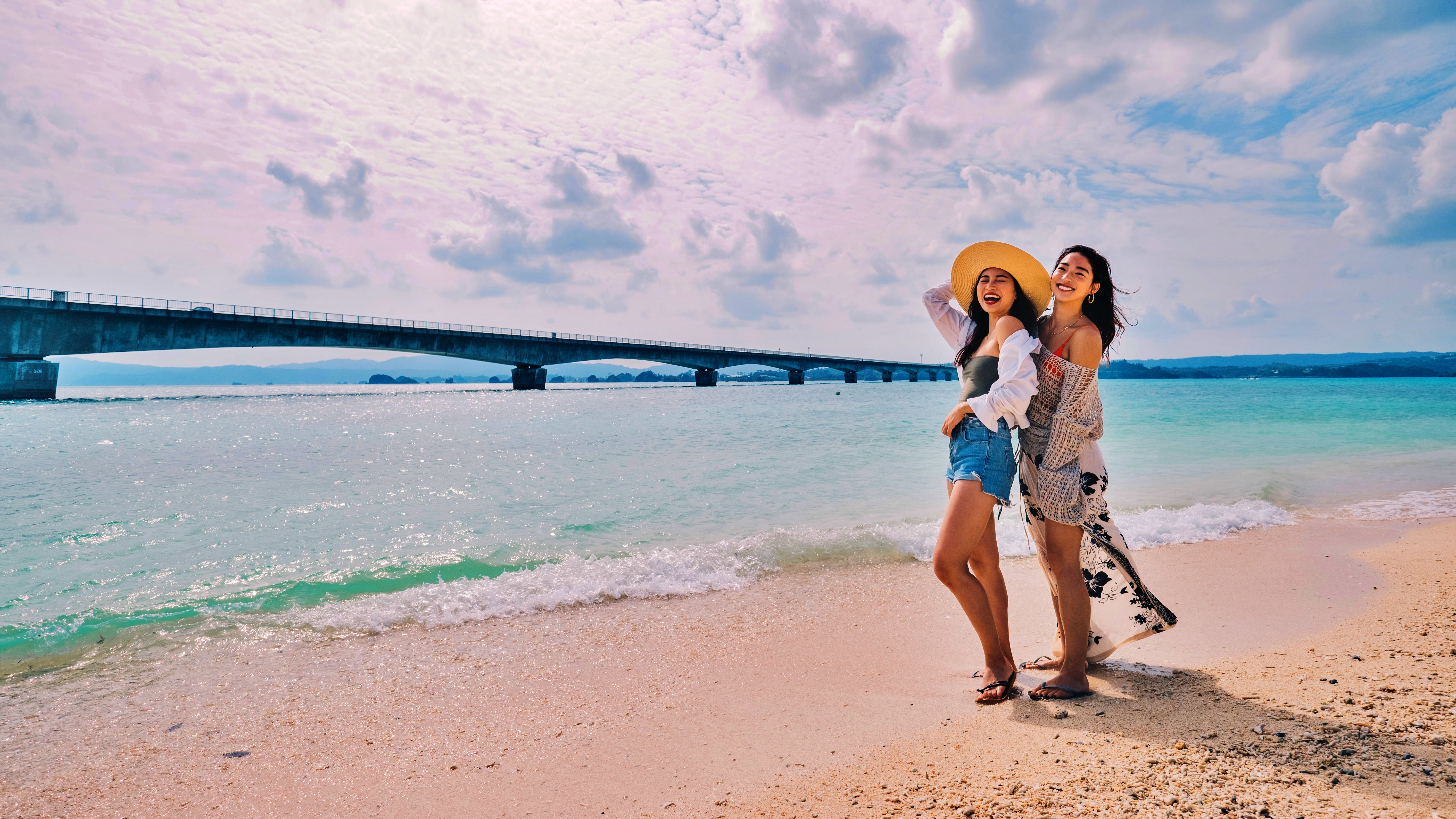 【古宇利ビーチ】透明度が抜群で海水浴におすすめです。 白い砂浜で、遠浅のビーチ