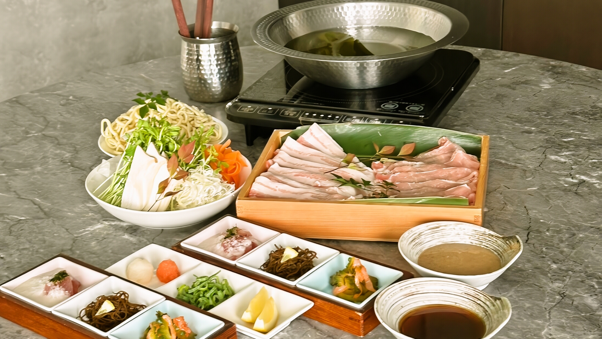 金城アグーという豚肉を使ったしゃぶしゃぶセットをお部屋にお届けします。