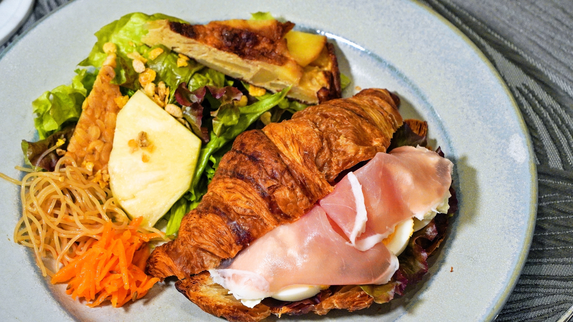 【朝食】サンドイッチ。当日焼き上げられたクロワッサンに生ハム、ゆで卵、クリームチーズなどをトッピング