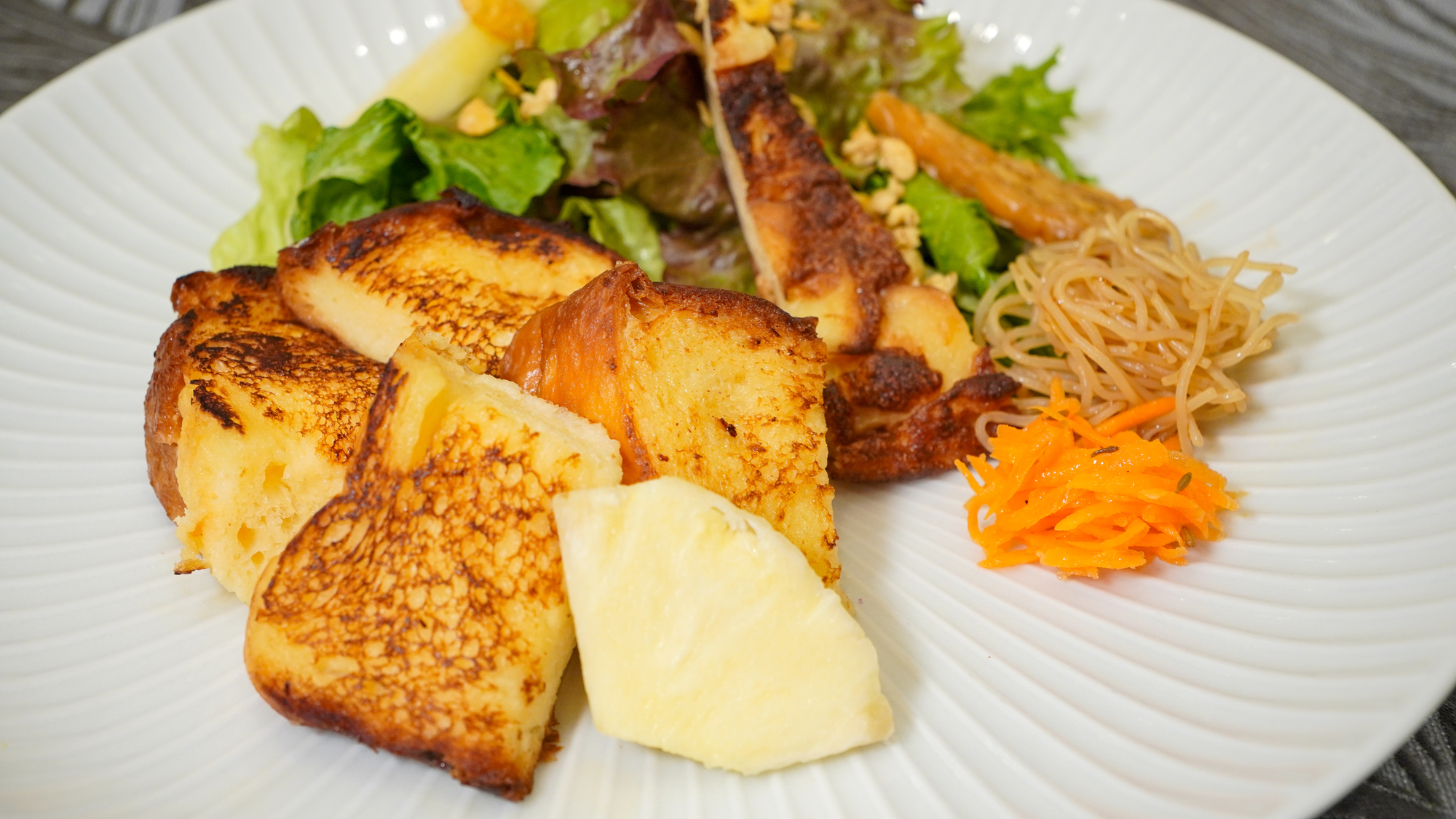 【朝食】フレンチトースト。ベーカリーにオーダーメイドしたこだわりのブリオッシュパンを使用しました