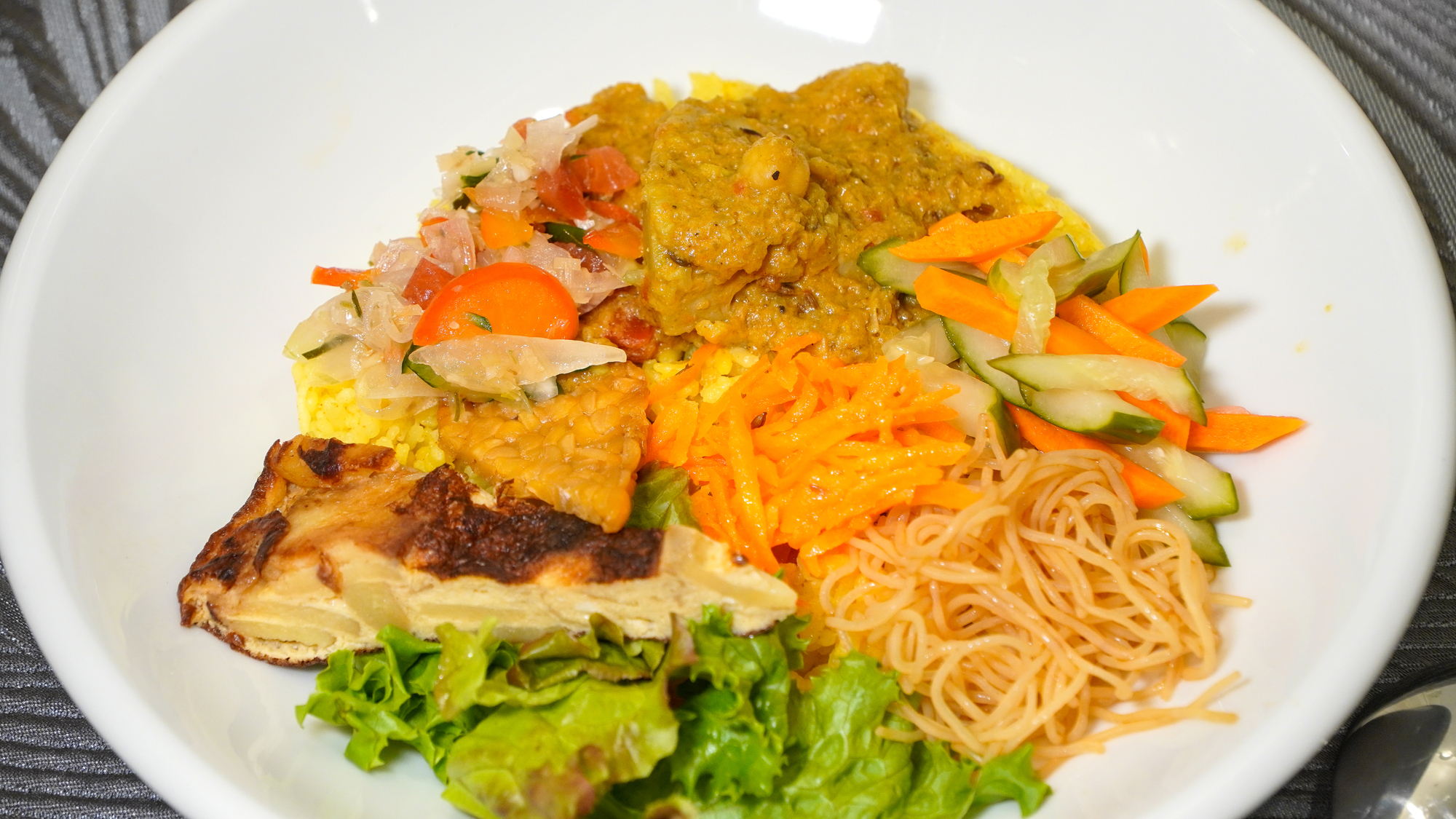 【朝食】ナシチャンプル。栄養たっぷりのお惣菜ご飯と混ぜて食べるスタイルはインドネシア伝統料理です。