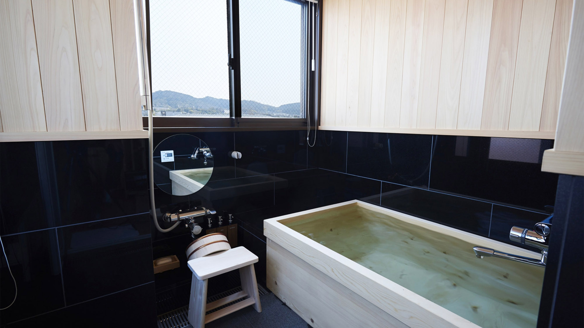 ・＜５F＞＜お風呂＞高野槙のお風呂で贅沢な時間を過ごせます