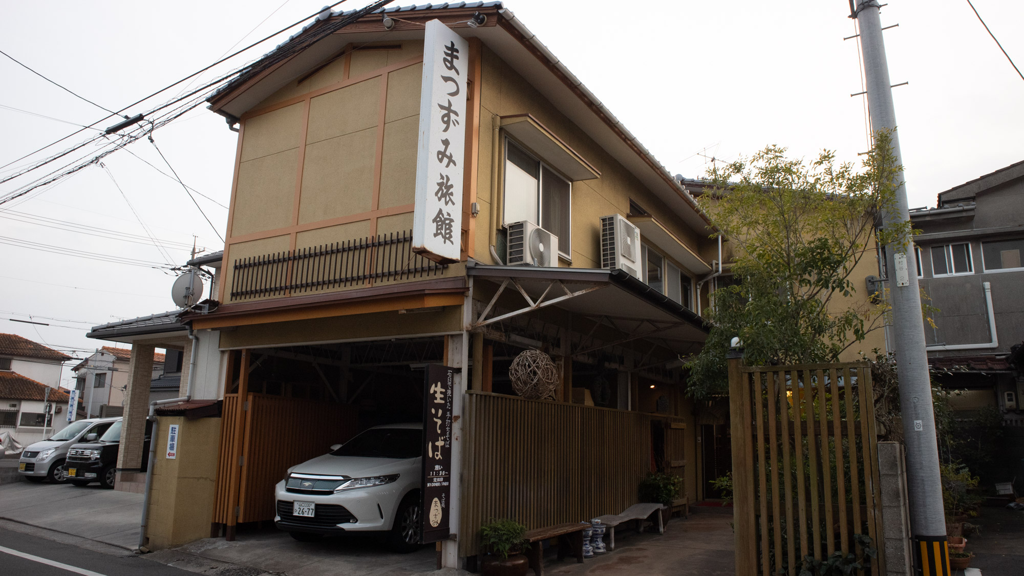 *【外観／駐車場】宇部市内で「食事付＆畳で寛げる旅館」をお探しなら是非当館へ！